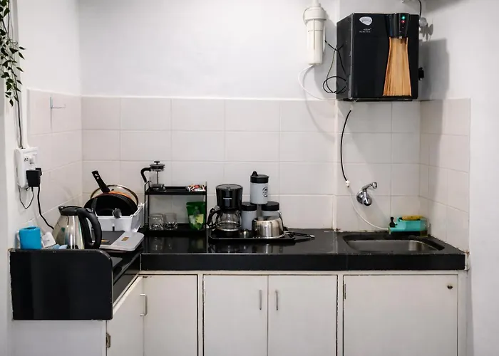 Locomo Hostel Express - Stay Work Eat Mumbai
